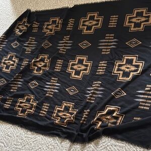 Pendleton NWT oversized scarf in Harding pattern black